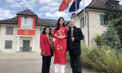 Á hậu Thanh Tú diện áo dài đẹp mê hồn khoe dáng tại Thụy Sĩ