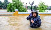 Chùm ảnh: Hội An nước ngập thành sông do ảnh hưởng của bão số 12, người dân lo lắng chạy lũ