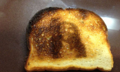 Mẹ nướng bánh mì bị cháy và hành động của người bố khiến con trai khắc cốt ghi tâm