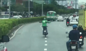 Clip: Tài xế Grabbike buông hai tay, vừa lạng lách nhún nhảy giữa đường khiến ai cũng phát hoảng