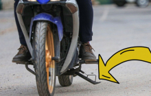 Ra đường quên gạt chân chống xe có bị CSGT phạt không?