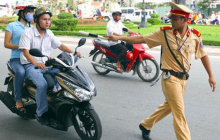 Cảnh sát giao thông chỉ được phép dừng xe của người dân trong trường hợp nào?