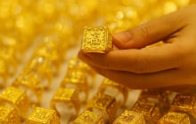 Giá vàng 1/5: Tiếp tục ‘neo’ cao kỷ lục, chuyên gia dự báo ra sao về xu hướng?