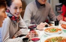 Mời người đi ăn nhớ 4 điều tuyệt đối không nên làm: Dù thân đến mấy cũng dễ mất mặt nếu quên