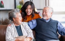 Sau 50 tuổi, dù giàu hay nghèo, cha mẹ nhất định phải giúp con làm 3 việc quan trọng