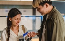 Sau khi kết hôn, có nên đưa lương cho vợ? 3 người đàn ông chia sẻ câu trả lời thực tế đến bất ngờ
