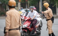 Từ nay, vợ/chồng đi xe của nhau sẽ bị xử phạt nếu quên mang theo thứ quan trọng này