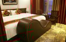 Vì sao cuối giường ở khách sạn thường có thêm 1 chiếc ghế cong?