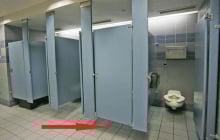 Vì sao cửa nhà vệ sinh công cộng luôn có 1 khe hở lớn?