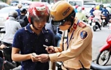 Cảnh báo: Người đi xe máy thiếu giấy tờ bắt buộc này có thể bị phạt tới 8 triệu đồng