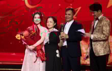 Hoà Minzy thanh minh về khoảnh khắc mời bố mẹ cùng lên sân khấu nhận giải