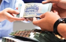 Trả lương từ 5 triệu cho người lao động, doanh nghiệp có bắt buộc chuyển khoản?