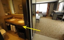 Bật đèn nhà vệ sinh khi ngủ qua đêm trong khách sạn, bạn sẽ nhận được lợi lớn