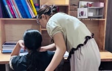 “Còng lưng” ôn thi cùng con: Áp lực mùa thi đè nặng lên phụ huynh
