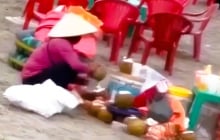 Người phụ nữ gom nước dừa thừa ở khu du lịch gây tranh cãi trên mạng