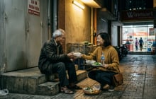 Có nhà, có lương hưu nhưng cụ ông 78 tuổi vẫn chọn ngủ trước siêu thị vì một nỗi ám ảnh