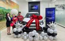Cặp vợ chồng đi dép lê nhận xe 700 triệu là ai? Hé lộ hành trình đặc biệt phía sau