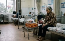 Mẹ chồng nhập viện chỉ nhận một thùng mì từ con dâu, nghe lý do phía sau ai cũng lặng người