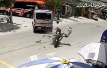 Clip: Hai thanh niên đi xe máy văng lên không trung sau cú tông xe 9 chỗ kinh hoàng