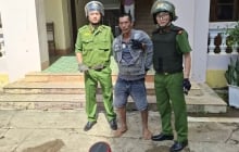 Xôn xao phụ huynh cầm dao xông vào trường tìm giáo viên vì nghi “dìm” điểm 2 con