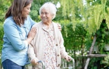Chăm sóc cha mẹ già đúng cách: Hãy kiên nhẫn và lắng nghe nhiều hơn