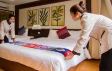 Tại sao khách sạn nào cũng có tấm vải trải ngang cuối giường? Hoá ra không phải để trang trí