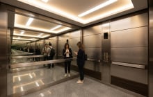 Tại sao nhiều thang máy đều đặt gương lớn bên trong? Công dụng thật sự không chỉ để soi