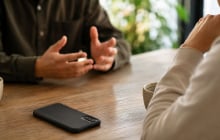  

Vì sao khi ngồi nói chuyện nên úp mặt điện thoại xuống bàn? Một hành động nhỏ nhưng tạo khác biệt lớn