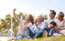 Chăm sóc cha mẹ già: Áp lực âm thầm khiến nhiều người trẻ kiệt sức