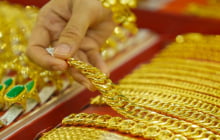 Giá vàng hôm nay 6/7: SJC neo trên 151 triệu đồng, nhà đầu tư nín thở chờ 'bão' đầu tuần