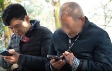 Chàng trai bỏ việc nhà máy để bầu bạn với người cao tuổi sống cô đơn