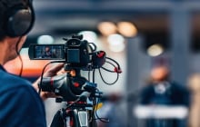 Người hướng nội áp lực khi phải xuất hiện trong video công ty
