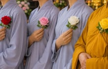 Vì sao lễ Vu Lan nhà sư cài hoa hồng vàng, Phật tử dùng đỏ, hồng, trắng?