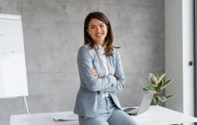 Phụ nữ tự chủ tài chính bằng nghề truyền thống và công nghệ mới