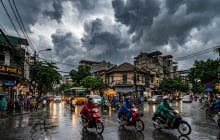 Áp thấp nhiệt đới sắp mạnh lên thành bão, Hà Nội mưa lớn diện rộng