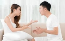 Kiểm tra tin nhắn, tiền bạc cũng là bạo lực tinh thần trong gia đình