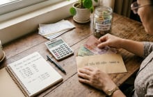 Qua tuổi 40 mới thấm: 5 cách giữ tiền khi còn có thu nhập để không chật vật trước biến cố