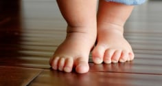 Trẻ biết đi trước biết bò đừng vội mừng: Cha mẹ phải biết điều này