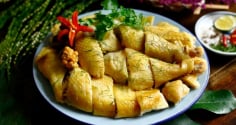 Vớt gà luộc ra khỏi nồi: Gà vừa tanh vừa đỏ, thêm 1 bước này gà vàng ươm, ngọt thịt