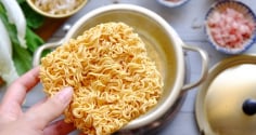 Cách ăn mỳ tôm đủ chất, không lo nổi mụn