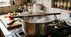 Đặt 1 chiếc đũa gỗ lên miệng nồi khi nước đang sôi để làm gì?