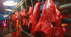 Người bán hàng để thịt lợn dưới bàn nhưng lại treo thịt bò lên cao, mục đích của họ là gì?
