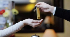 Nhận phòng khách sạn cứ ghé tai nói với lễ tân câu này, ở ít ngày cũng được hưởng lợi lớn