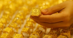 Giá vàng 1/5: Tiếp tục ‘neo’ cao kỷ lục, chuyên gia dự báo ra sao về xu hướng?