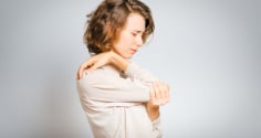 4 dấu hiệu cho thấy chị em đang bị loãng xương