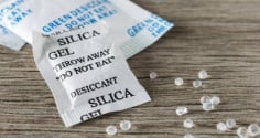 Vứt bỏ gói hút ẩm làm lãng phí tiền bạc: Bạn đã biết công dụng đặc biệt của chúng chưa?