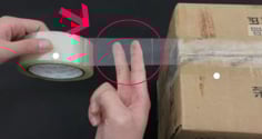 Cắt băng dính với 2 ngón tay nhanh gọn, đơn giản, gói hàng không cần dùng kéo