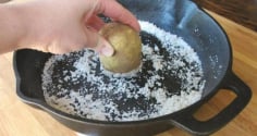 Chảo mất lớp chống dính không cần vứt: Nhỏ vài giọt này, chảo cũ bỗng như mới ngay lập tức
