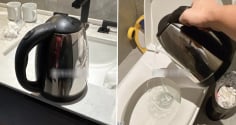 Vì sao khi nhận phòng khách sạn, phải đun sôi ấm nước đổ vào bồn cầu?
