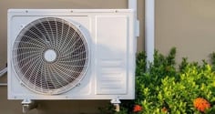 Cục nóng điều hòa kêu ầm ầm như xay lúa? Làm ngay cách này, máy chạy êm ru không cần gọi thợ